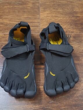 Vibram FiveFingers Black with Yellow Accents Minimalist Toe Shoes Size 9.5 Or 42